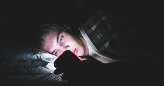 New psychology research reveals a vicious cycle involving smartphone use and feelings of disconnection