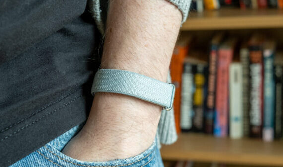The Fitbit Air is a good wearable weighed down by a chatty AI "coach"